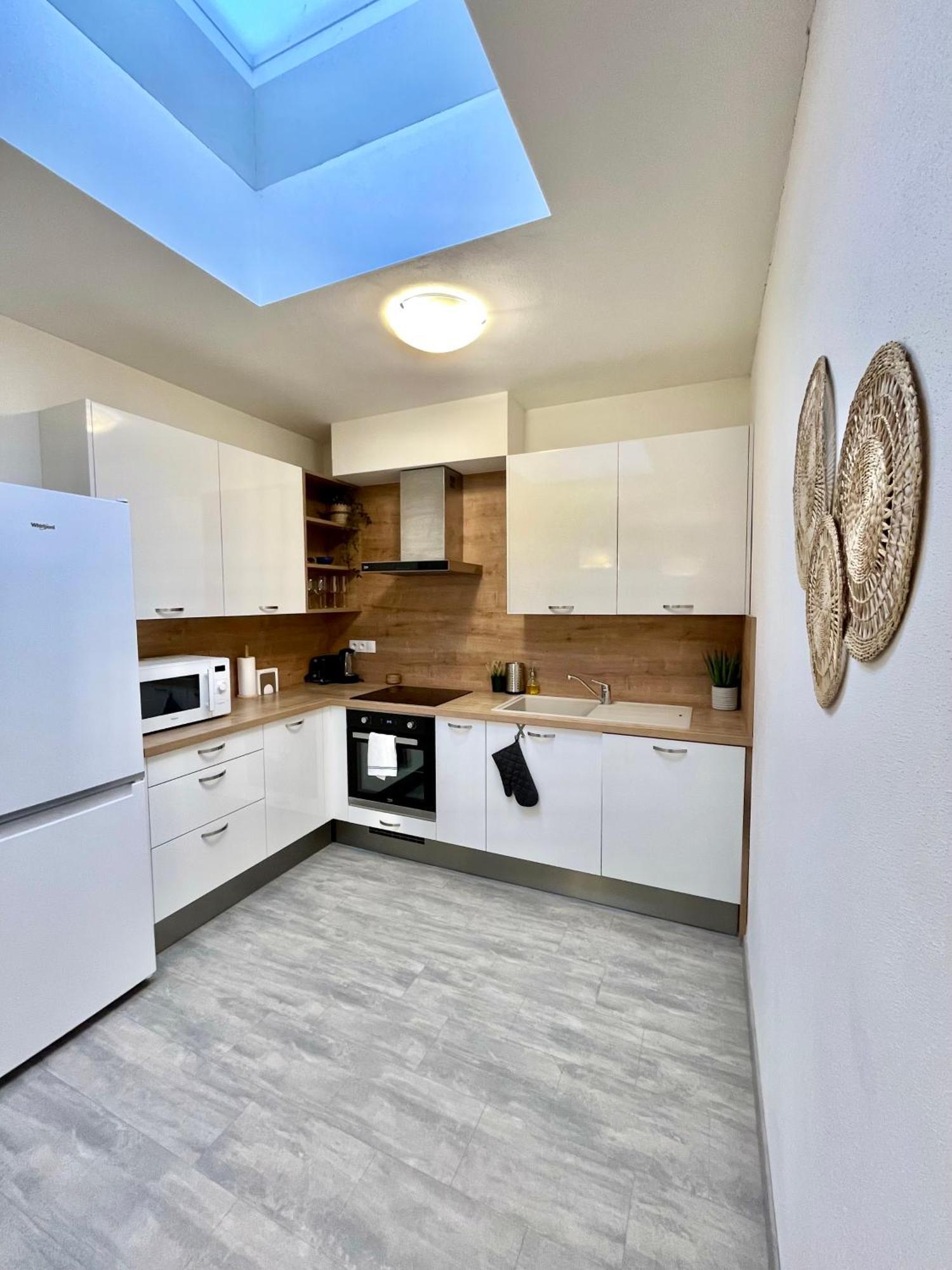 The Elite Suite Downtown 2- Bedroom Apt Ac & Garage Parking Bratislava Extérieur photo