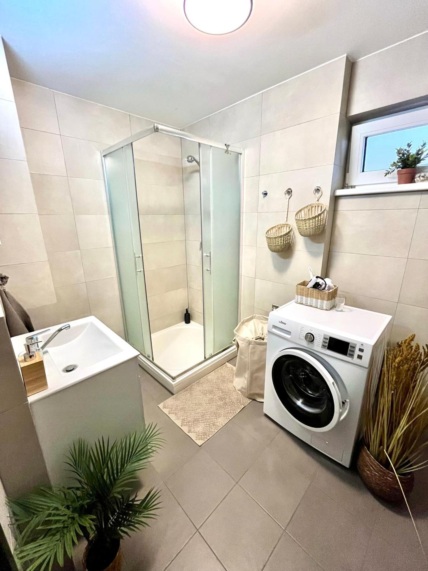 The Elite Suite Downtown 2- Bedroom Apt Ac & Garage Parking Bratislava Extérieur photo