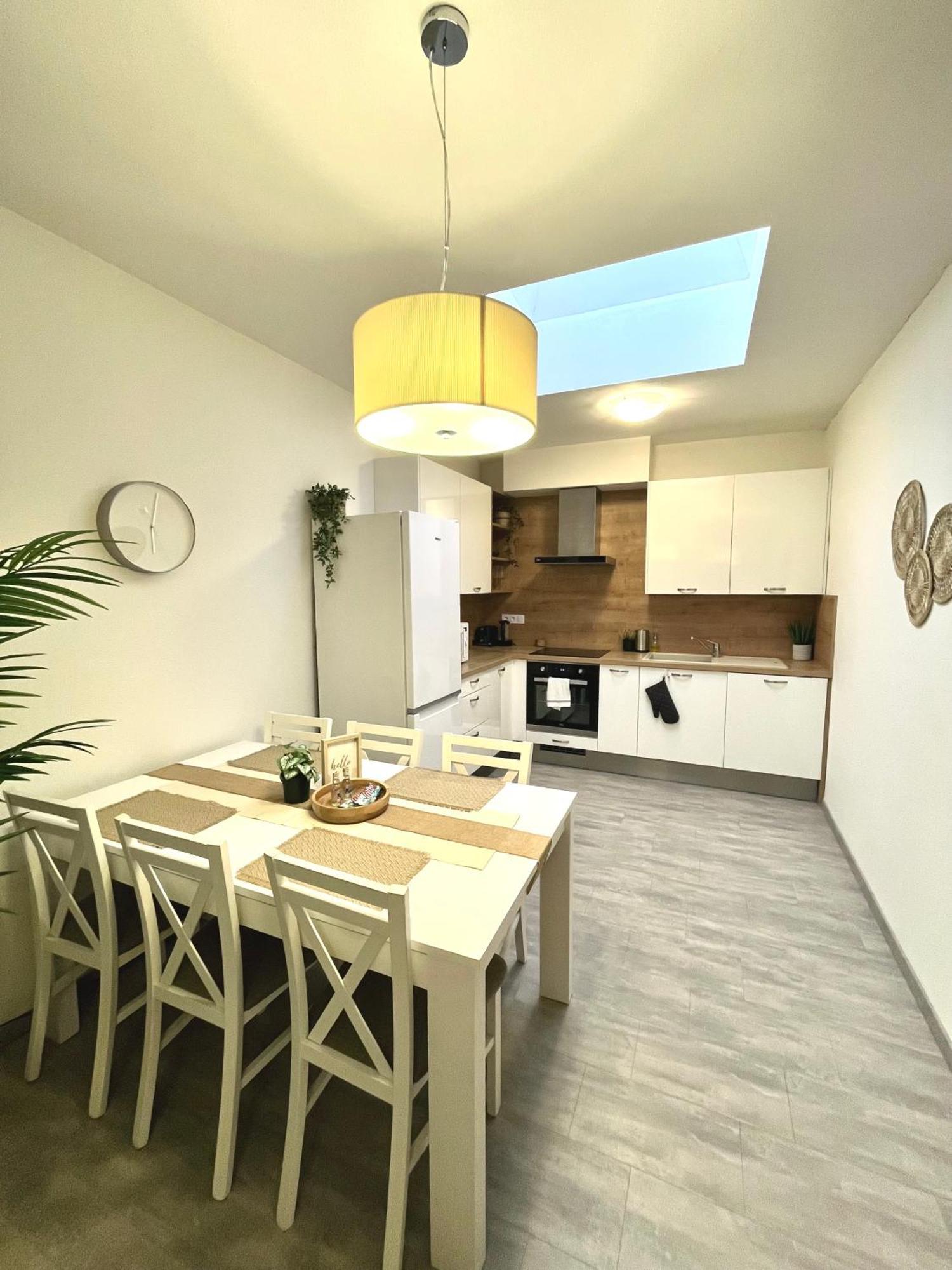 The Elite Suite Downtown 2- Bedroom Apt Ac & Garage Parking Bratislava Extérieur photo