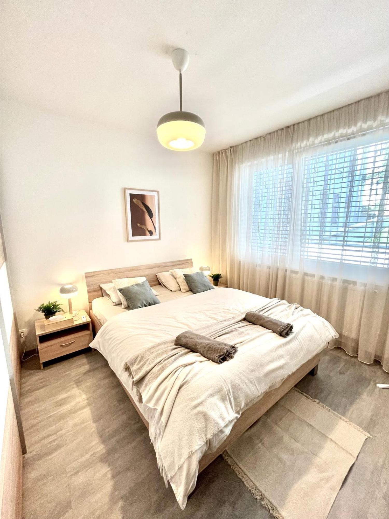 The Elite Suite Downtown 2- Bedroom Apt Ac & Garage Parking Bratislava Extérieur photo