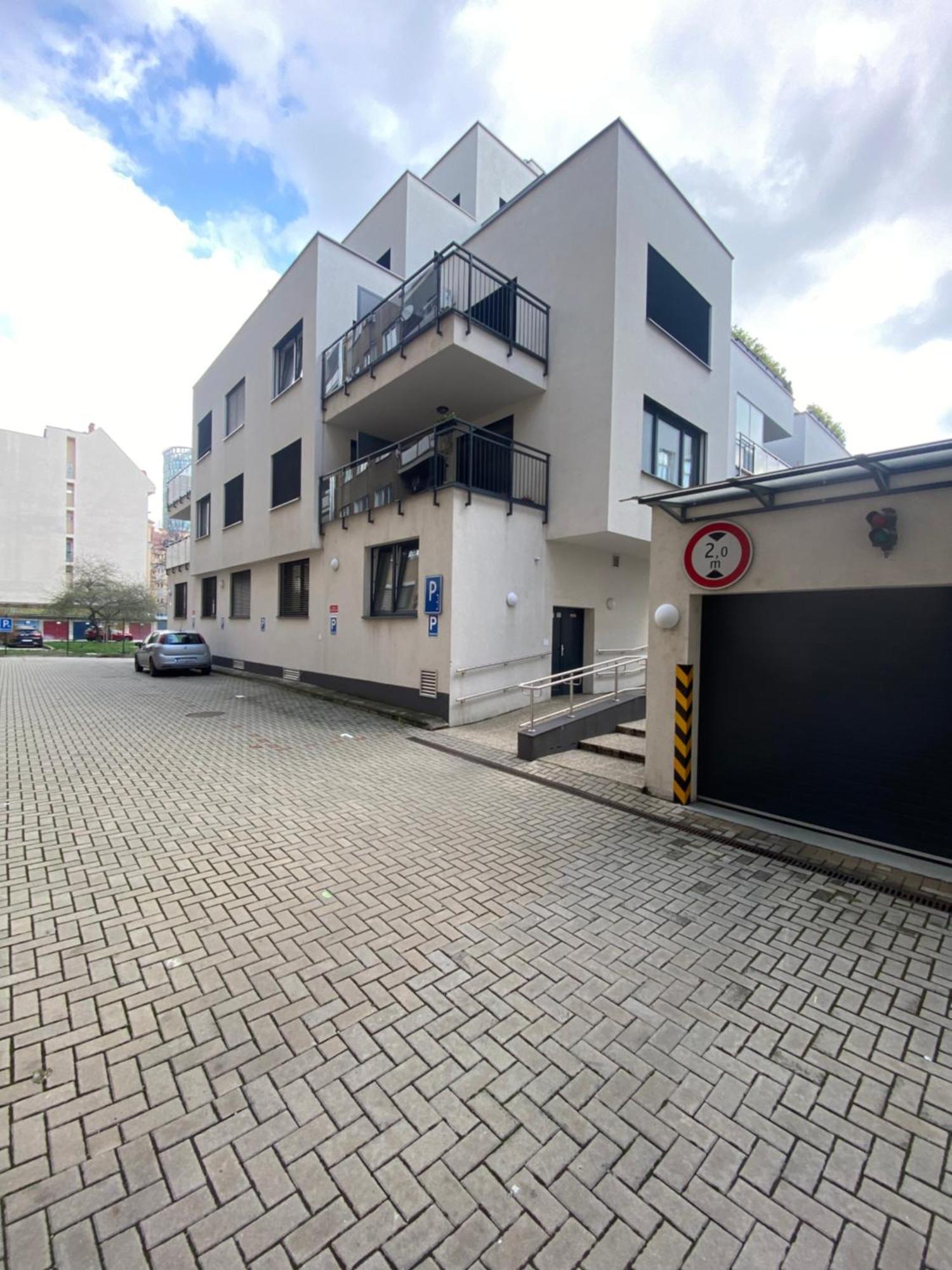 The Elite Suite Downtown 2- Bedroom Apt Ac & Garage Parking Bratislava Extérieur photo
